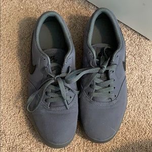 Boy’s size 7 Nike shoes